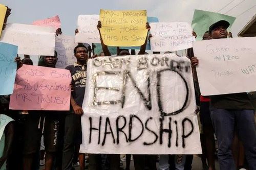 Nigeria 'vật lộn' với khủng hoảng tiền tệ và lạm phát tăng vọt
