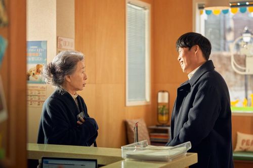 'Bà ngoại quốc dân' 77 tuổi làm nên lịch sử Oscar đóng cặp với trai xấu màn ảnh