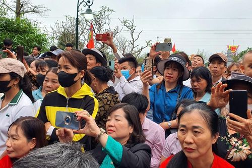 Du khách thập phương nô nức dự lễ khai hội Tản Viên Sơn Thánh