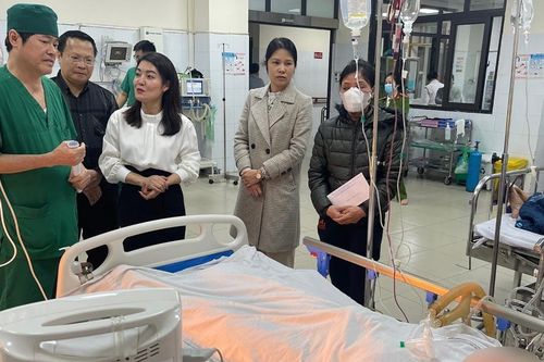 Các giáo viên tiếp máu cứu nữ sinh ngã từ tầng 4 trường học