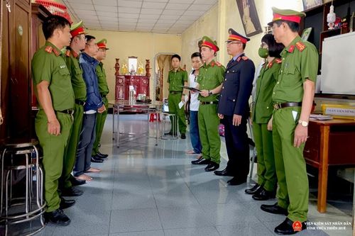 Phê chuẩn khởi tố nhóm đối tượng 'phù phép' kính Trung Quốc thành kính các hãng xe nổi tiếng