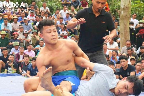 Hấp dẫn những màn đọ sức trên sới vật tại Lễ hội Đền Vua Mai