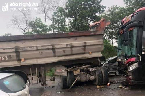 Tai nạn trên quốc lộ vào lúc sáng sớm, 2 người thương vong