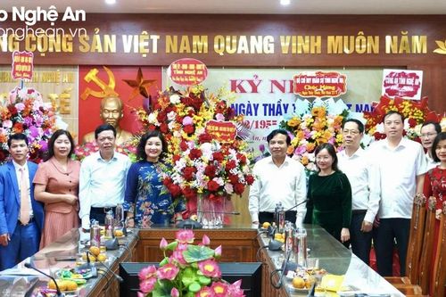 Đoàn đại biểu Quốc hội và HĐND tỉnh chúc mừng Sở Y tế nhân Ngày Thầy thuốc Việt Nam