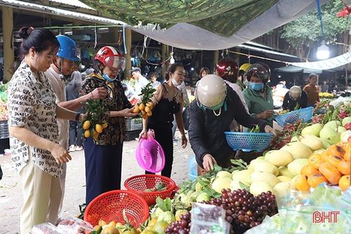 Thị trường rằm tháng Giêng ở Hà Tĩnh: Giá nhiều mặt hàng 'hạ nhiệt'