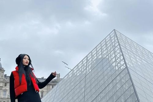 Huỳnh Tú Anh đồng loạt được các hãng thời trang lớn ở Paris và Milan mời hợp tác