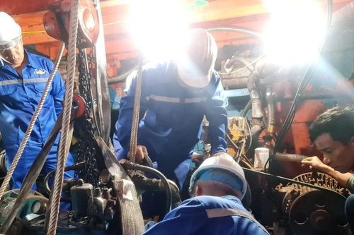 Hải quân giúp ngư dân sửa chữa tàu cá bị hỏng trên vùng biển Trường Sa