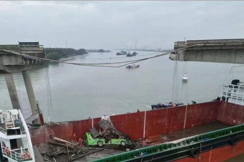 Cảnh xà lan đâm gãy cầu khiến nhiều xe rơi xuống sông ở Trung Quốc