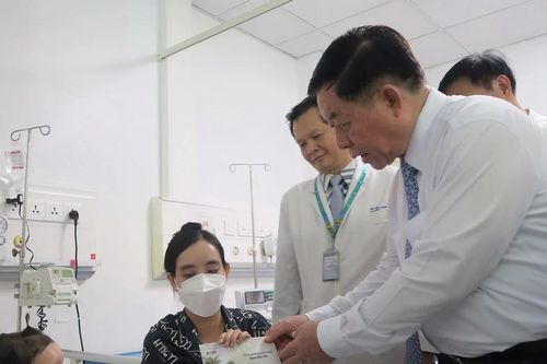 Trưởng Ban Tuyên giáo TW: Cần khơi dậy mạnh mẽ y đức trong tình hình mới
