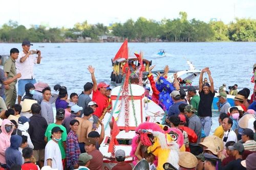 Cần Thơ: Độc đáo Lễ hội Tống ôn, Tống phong tại Xóm Chài