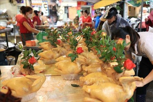 Người dân Thủ đô tất bật sắm lễ cúng Rằm tháng Giêng