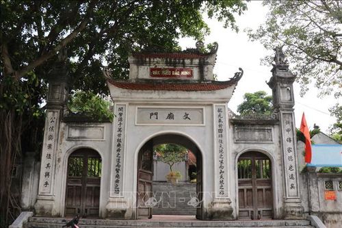 Dâng hương tưởng nhớ các vị khoa bảng tại Văn Miếu - Bắc Ninh