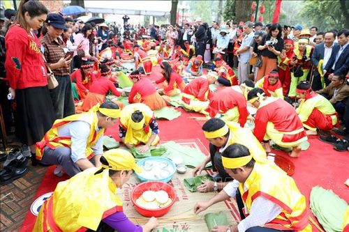Gìn giữ nét đẹp văn hóa truyền thống gói bánh chưng, giã bánh giầy