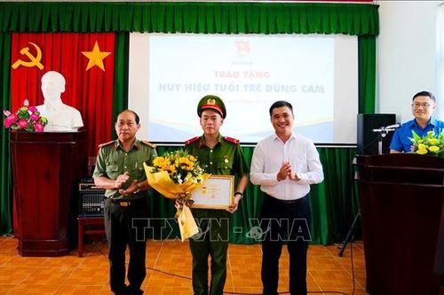 Trao tặng Huy hiệu 'Tuổi trẻ dũng cảm' cho chiến sỹ Công an cứu người đuối nước