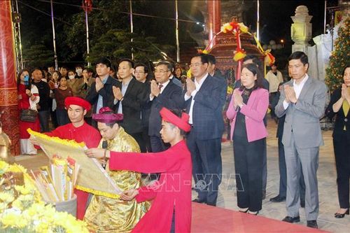 Lễ phát lương Đức Thánh Trần tại đền Trần Thương