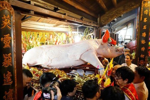 Hà Nội: Biển người chen chân xem lễ rước 'ông lợn' hàng trăm cân ở xã La Phù