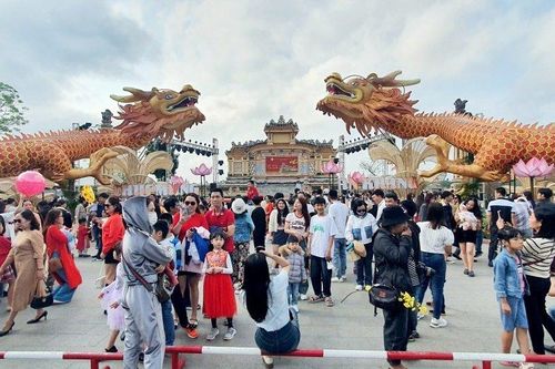Xử lý cặp linh vật rồng hút khách ở Huế như thế nào sau Tết?