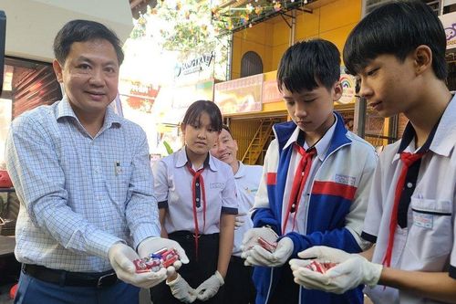 Đắk Lắk: Người dân phố núi háo hức mang pin cũ đi đổi lấy sách, sen đá