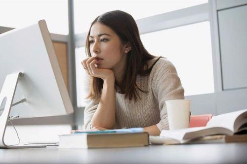 Gặp lại bạn cũ làm sếp ở công ty mới, tôi định kết thân thì bất ngờ nhận về lời đáp đầy phũ phàng