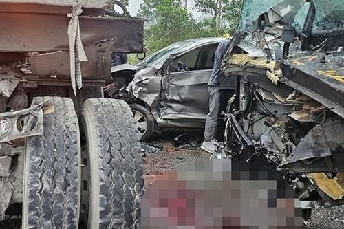 Bản tin TNGT 23/2: Xe con bẹp dúm sau tai nạn liên hoàn trên QL1