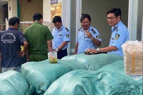 An Giang: Phát hiện và tạm giữ gần 40.000 sản phẩm quần áo không rõ nguồn gốc, xuất xứ