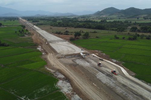 Phấn đấu đưa dự án Cao tốc Vân Phong - Nha Trang về đích trước hạn 6 tháng