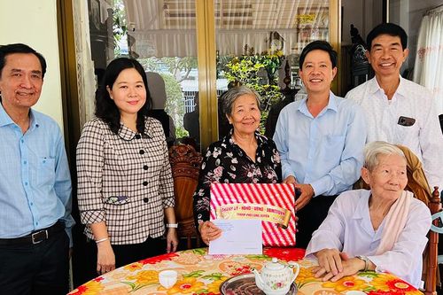 Phó Bí thư Thành ủy, Chủ tịch UBND TP. Long Xuyên Đinh Văn Bảo thăm nguyên lãnh đạo ngành y tế