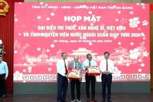 An Giang họp mặt đại biểu trí thức, văn nghệ sĩ, Việt kiều và tình nguyện viên nước ngoài Xuân Giáp Thìn năm 2024