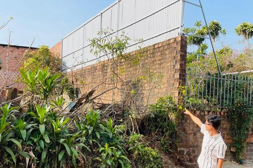 Khổ sở vì mùi hôi từ khu chăn nuôi