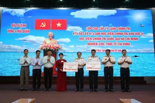 Đoàn học viên lớp cao cấp lý luận chính trị Học viện Chính trị khu vực II: Nghiên cứu thực tế tại Vùng 4 Hải quân
