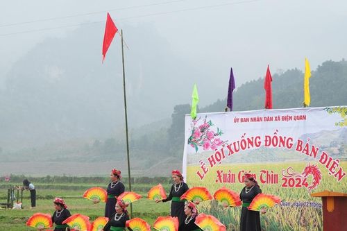 Rộn ràng Lễ hội xuống đồng bản Điện