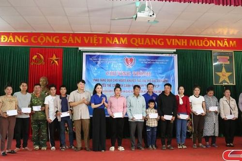 Trao quà cho người khuyết tật, trẻ mồ côi và người yếu thế có hoàn cảnh khó khăn