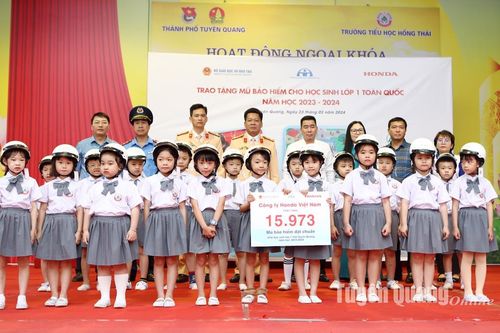 Trao tặng 208 mũ bảo hiểm cho học sinh lớp 1
