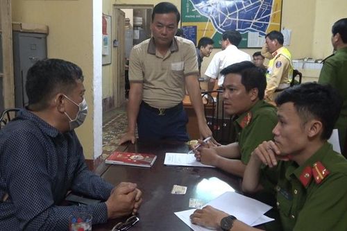 Củng cố hồ sơ để xử lý theo quy định pháp luật người đàn ông không chấp hành đo nồng độ cồn