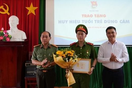 Trao tặng huy hiệu 'Tuổi trẻ dũng cảm' cho chiến sĩ Công an cứu người đuối nước