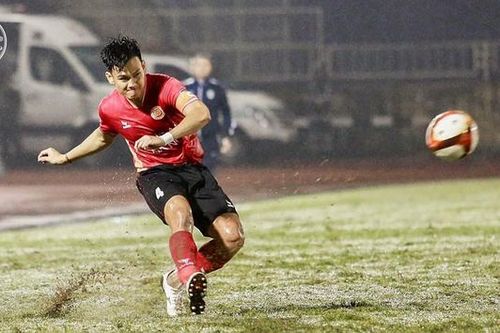 Bùi Hoàng Việt Anh lập siêu phẩm, HLV Kiatisak thắng trận thứ hai