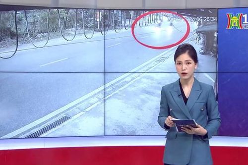Thoát chết trong gang tấc ngay trước bánh xe tải