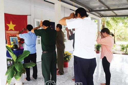 Lập bàn thờ Bác - Nét đẹp ngày Tết