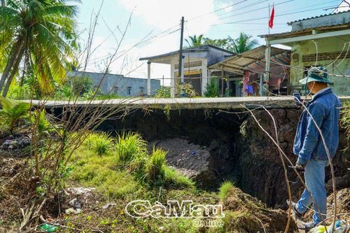 Giao thông tê liệt do sụp lún, người dân gặp khó