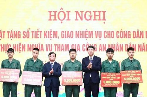 Hoài Đức: Gặp mặt, tặng quà 179 tân binh
