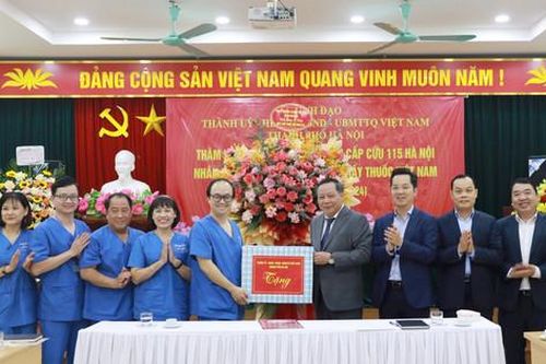 Phó Bí thư Thành ủy Nguyễn Văn Phong thăm, chúc mừng các cơ sở y tế