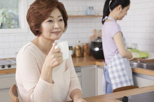 Nữ thạc sĩ choáng váng với thái độ của mẹ chồng tương lai khi về gặp mặt lần đầu