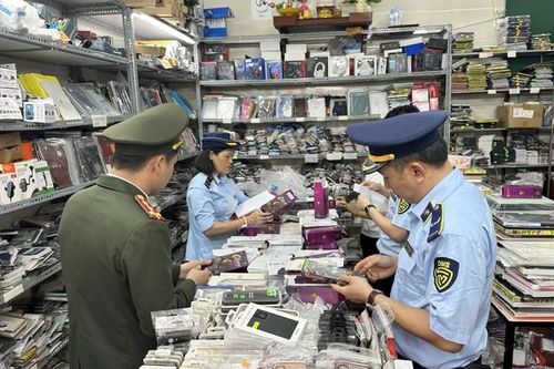 Thu hồi gần 2.000 linh kiện điện thoại không rõ nguồn gốc ở Nghệ An