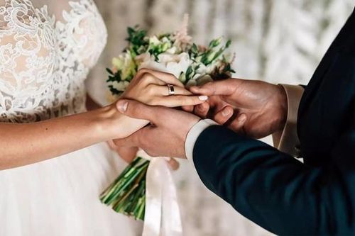 Ngày cưới, mẹ chú rể sốc nặng khi nhìn thấy ảnh thời trẻ của ông thông gia, lộ ra bí mật động trời