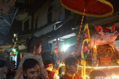 Độc đáo lễ rước lợn bằng kiệu hoa