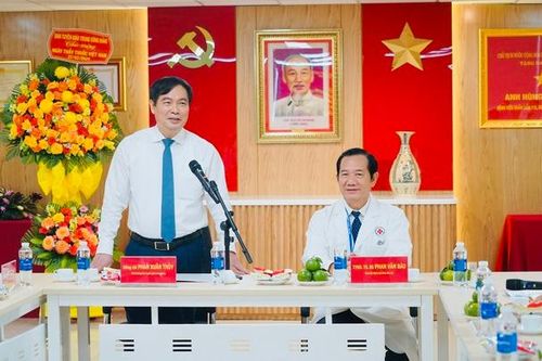 Phó Trưởng Ban Tuyên giáo Trung ương Phan Xuân Thủy thăm, chúc mừng các bệnh viện ở TPHCM nhân Ngày Thầy thuốc Việt Nam