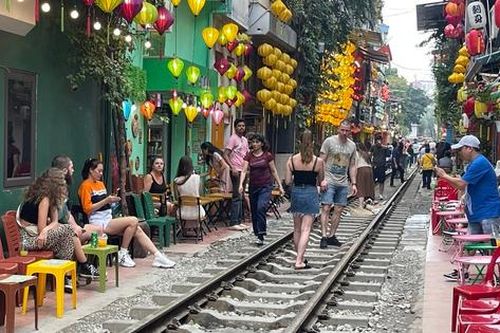 Phố cà phê đường tàu lại nhộn nhịp sau Tết
