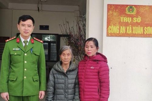 Công an xã giúp cụ bà đi lạc 2 năm về với gia đình