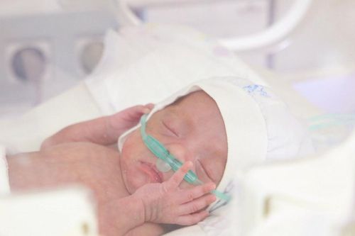 Nuôi dưỡng thành công bé sinh non nặng 550 gram
