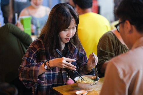 Quán hủ tiếu trong phim 'Mai' ngưng nhận khách từ 20h vì hết nước dùng
